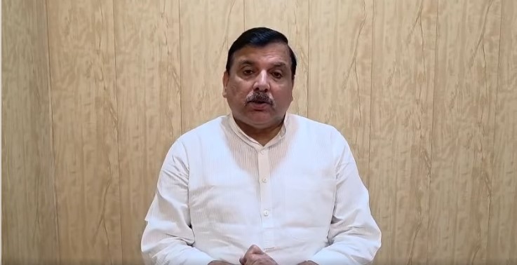 गैस सिलेंडर की कीमतों पर केंद्र सरकार के खिलाफ प्रेस कॉन्फ्रेंस करते संजय सिंह।