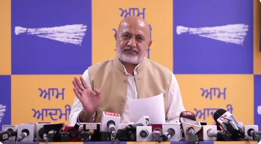 चंडीगढ़ में प्रेस कॉन्फ्रेंस के दौरान आम आदमी पार्टी के नेता बलतेज पन्नू।