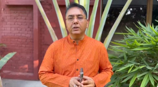 अमन अरोड़ा लोगों से मतदान करने और भीषण गर्मी के बावजूद लोकतंत्र में भाग लेने की अपील करते हुए।