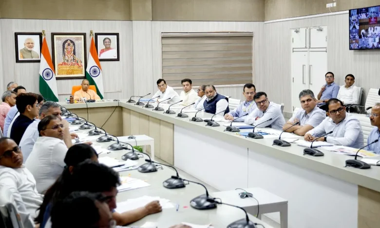 सीएम योगी आदित्यनाथ हाईलेवल बैठक में यूपी परियोजनाओं और खाद्य सुरक्षा की समीक्षा करते हुए