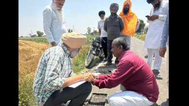 पंजाब सरकार की सड़क सुधार परियोजना के तहत नई सड़क का निरीक्षण करते सीएम फ्लाइंग स्क्वॉड के अधिकारी