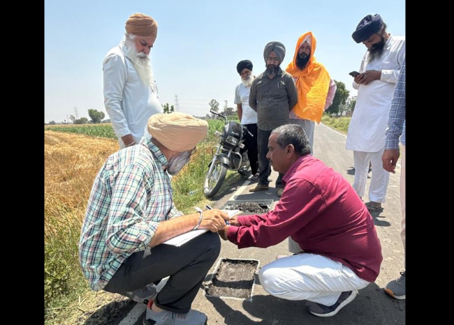 पंजाब सरकार की सड़क सुधार परियोजना के तहत नई सड़क का निरीक्षण करते सीएम फ्लाइंग स्क्वॉड के अधिकारी