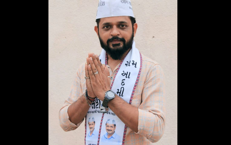 AAP नेता पियुष पटेल और दीपक पटेल को डिटेन कर भरूच C डिवीजन पुलिस स्टेशन ले जाया गया