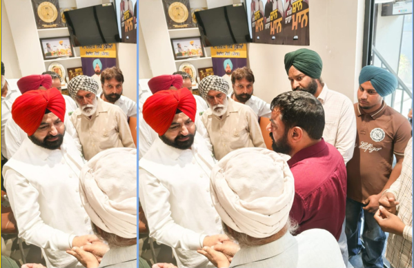 हरदीप सिंह मुंडियां साहनेवाल में विकास कार्यों की समीक्षा करते और लोगों की समस्याएं सुनते हुए।