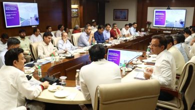 राव नरबीर सिंह गुरुग्राम विकास कार्य समीक्षा बैठक में अधिकारियों को निर्देश देते हुए।