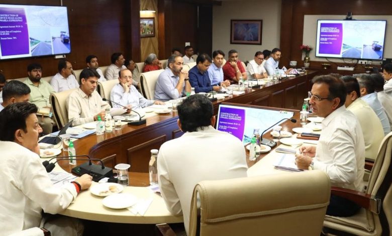 राव नरबीर सिंह गुरुग्राम विकास कार्य समीक्षा बैठक में अधिकारियों को निर्देश देते हुए।