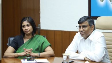 हरियाणा समग्र शिक्षा योजना SMC के तहत स्कूल प्रबंधन समिति के सदस्य विद्यालय में शिक्षा सुधार और प्रबंधन पर चर्चा करते हुए