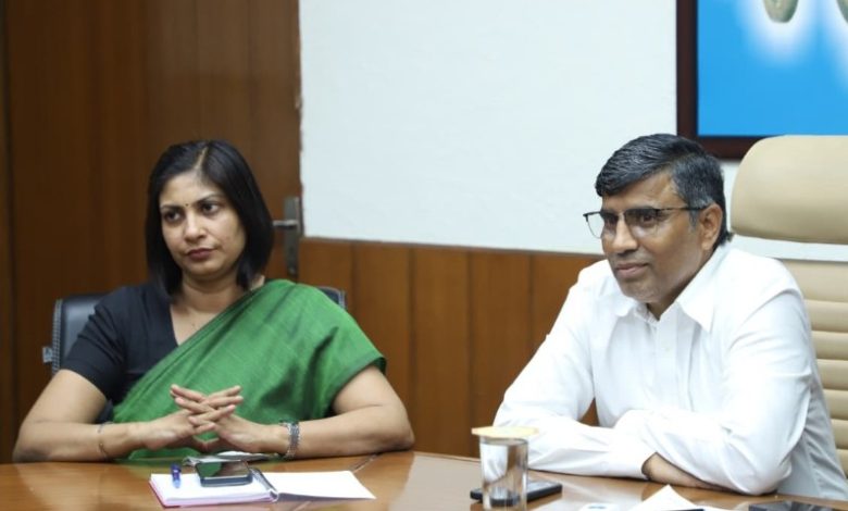 हरियाणा समग्र शिक्षा योजना SMC के तहत स्कूल प्रबंधन समिति के सदस्य विद्यालय में शिक्षा सुधार और प्रबंधन पर चर्चा करते हुए