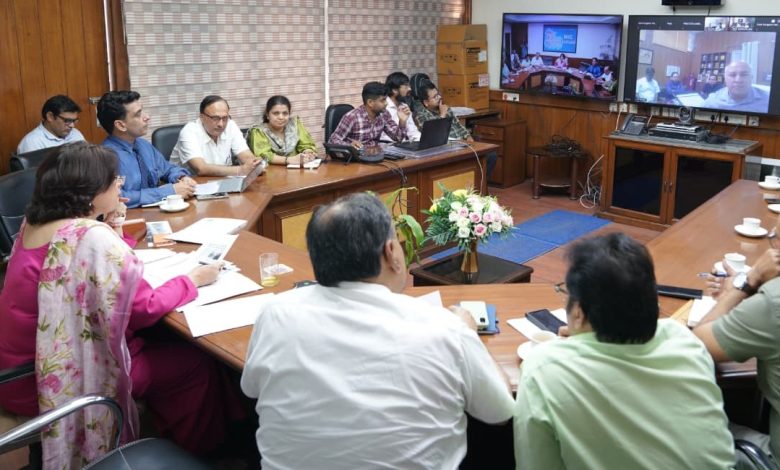 सरकारी अस्पतालों में 24 घंटे स्वास्थ्य सेवाएं सुनिश्चित करने के निर्देश देतीं स्वास्थ्य विभाग की वरिष्ठ अधिकारी डॉ. सुमिता मिश्रा।