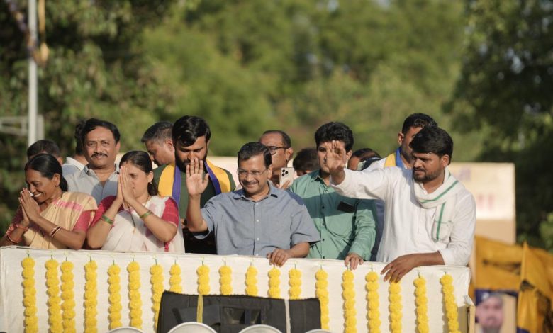 नर्मदा जिला पंचायत चुनाव में आम आदमी पार्टी की विजय यात्रा और अरविंद केजरीवाल के संबोधन का दृश्य