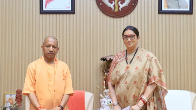 स्मृति ईरानी और मुख्यमंत्री योगी आदित्यनाथ की शिष्टाचार मुलाकात की तस्वीर, यूपी कैबिनेट विस्तार के बाद चर्चा में।