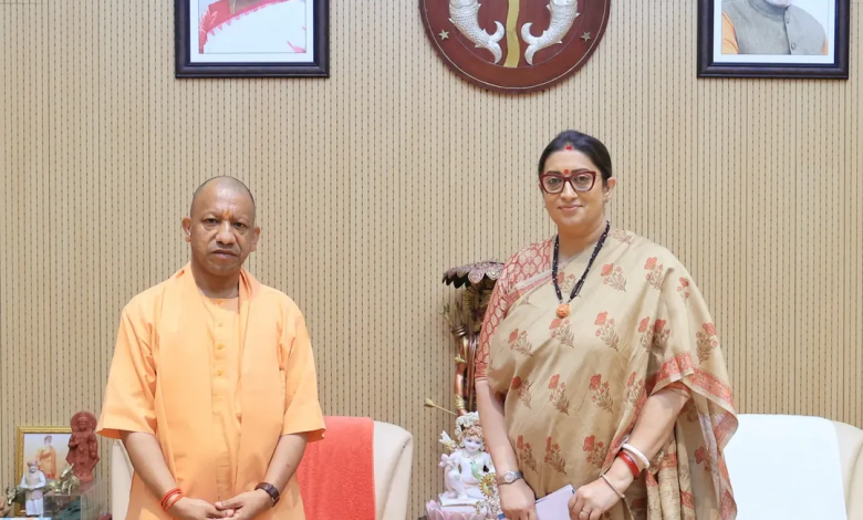 स्मृति ईरानी और मुख्यमंत्री योगी आदित्यनाथ की शिष्टाचार मुलाकात की तस्वीर, यूपी कैबिनेट विस्तार के बाद चर्चा में।