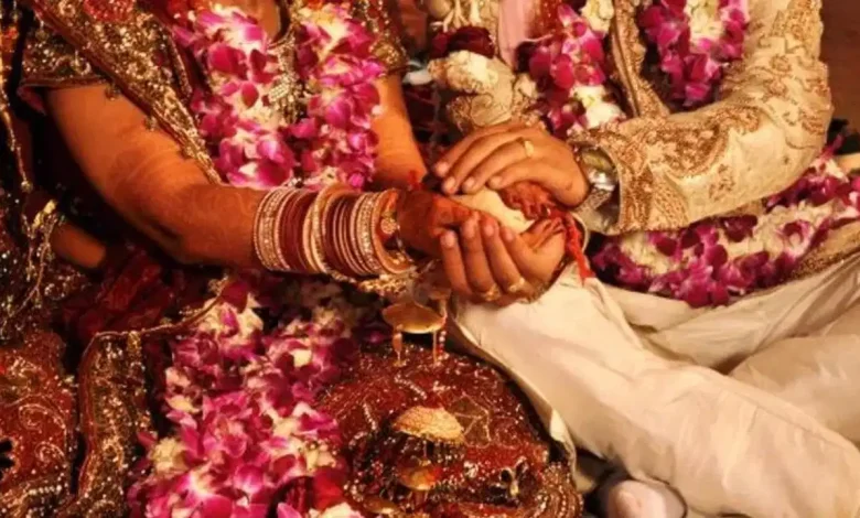 अधिकमास में हिंदू परंपरा के अनुसार पूजा और मांगलिक कार्यों से संबंधित धार्मिक दृश्य