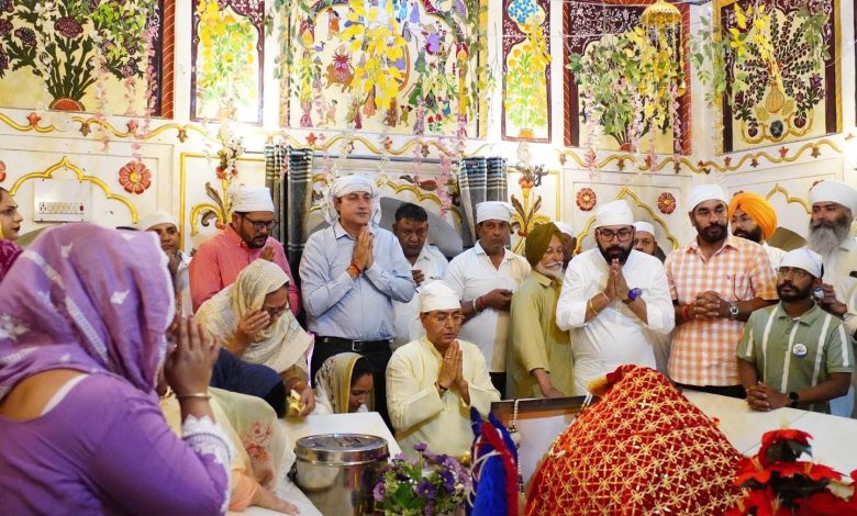 अमन अरोड़ा ने नगर काउंसिल चुनाव से पहले बाबा भाई मूल चंद साहिब जी के दर पर विकास और जनसेवा के लिए मांगा आशीर्वाद
