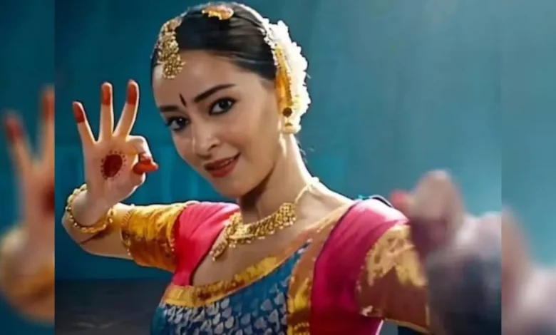 अनन्या पांडे भरतनाट्यम फ्यूजन डांस परफॉर्मेंस करती हुई नजर आ रही हैं