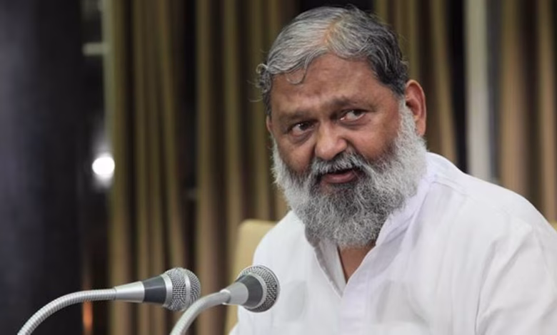 ऊर्जा मंत्री अनिल विज बिजली कर्मचारी सुरक्षा और सेफ्टी किट पर समीक्षा बैठक करते हुए