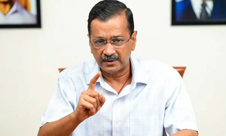 अरविंद केजरीवाल ED कार्रवाई को लेकर केंद्र सरकार और BJP पर राजनीतिक दुरुपयोग के आरोप लगाते हुए बयान देते हुए।