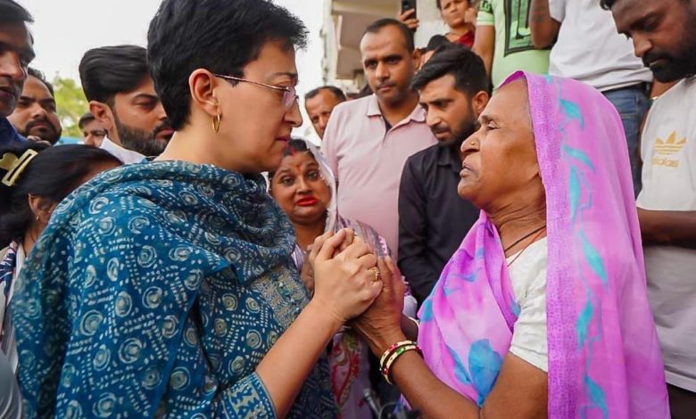 दिल्ली के शालीमार बाग में सड़क चौड़ीकरण के दौरान घरों की तोड़फोड़ और स्थानीय लोगों का दिल्ली के शालीमार बाग में सड़क चौड़ीकरण के दौरान घरों की तोड़फोड़ और स्थानीय लोगों का विरोध प्रदर्शन विरोध प्रदर्शन