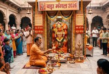 बड़ा मंगल 2026 पर हनुमान मंदिर में भक्त पूजा करते हुए, पंचक के दौरान हनुमान जी की आराधना का दृश्य।