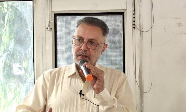 डॉ बलबीर सिंह वोट सुरक्षा बैठक में लोकतंत्र और मतदाता अधिकारों पर चर्चा करते हुए।