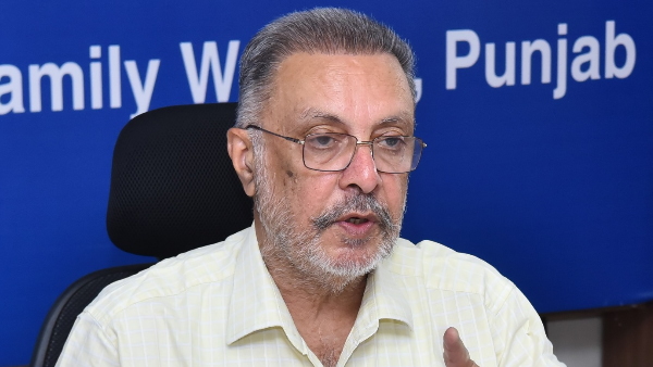 पंजाब के स्वास्थ्य मंत्री डॉ. बलबीर सिंह एक सरकारी अस्पताल वार्ड के अंदर एक मरीज और अस्पताल के कर्मचारियों के साथ बातचीत करते हुए।