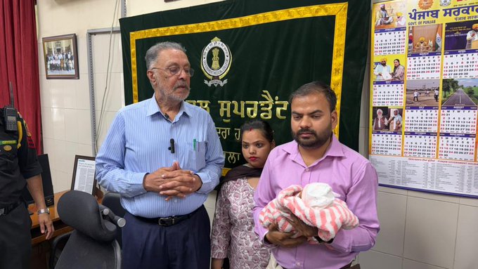 पटियाला राजिंद्रा अस्पताल में डॉक्टर नवजात बच्ची की सफल सर्जरी करते हुए और हेल्थ कार्ड योजना की जानकारी दिखाते हुए।