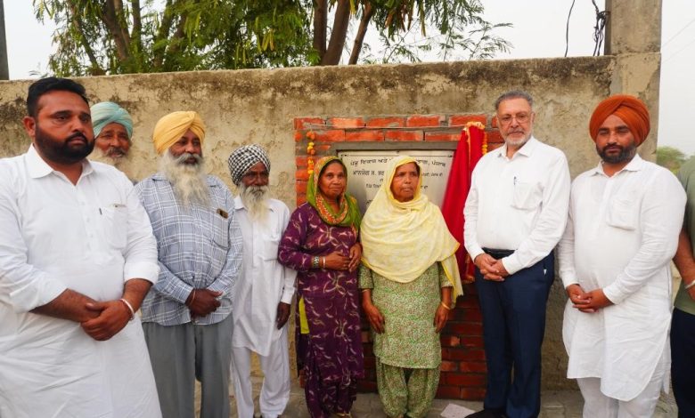 डॉ. बलबीर सिंह हियाना कलां गांव में 65 लाख रुपये के विकास कार्यों का उद्घाटन करते हुए