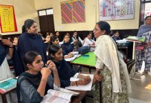 कैबिनेट मंत्री डॉ. बलजीत कौर मलोट के स्कूल में छात्राओं को साइकिलें वितरित करते हुए।