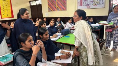कैबिनेट मंत्री डॉ. बलजीत कौर मलोट के स्कूल में छात्राओं को साइकिलें वितरित करते हुए।