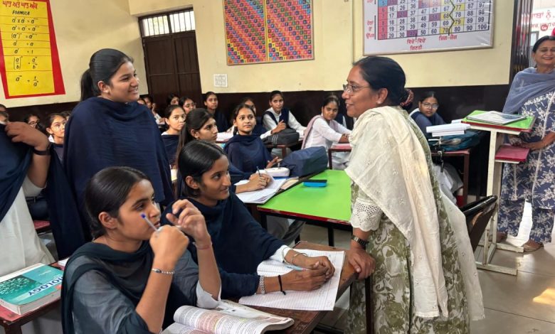 कैबिनेट मंत्री डॉ. बलजीत कौर मलोट के स्कूल में छात्राओं को साइकिलें वितरित करते हुए।