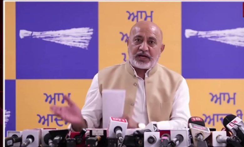 AAP नेता बलतेज पन्नू पंजाब पुलिस के सम्मान को लेकर बयान देते हुए, रवनीत बिट्टू पर प्रतिक्रिया
