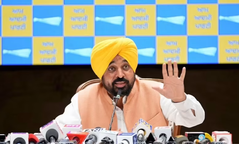पंजाब के सरकारी दफ्तर में कर्मचारी सुबह नए समय के अनुसार काम करते हुए, लोग काउंटर पर अपनी सेवाएं लेते हुए।