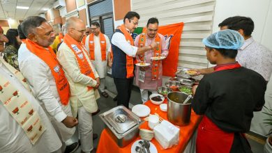 पश्चिम बंगाल बीजेपी जीत उत्सव के दौरान सीएम भजनलाल शर्मा जयपुर में नेताओं संग जश्न मनाते हुए।