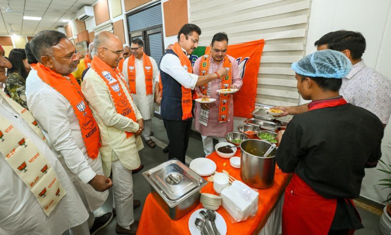 पश्चिम बंगाल बीजेपी जीत उत्सव के दौरान सीएम भजनलाल शर्मा जयपुर में नेताओं संग जश्न मनाते हुए।