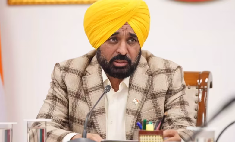 पंजाब के खेतों में किसान DSR तकनीक से धान की सीधी बुवाई करते हुए, सरकार की टिकाऊ खेती योजना को दर्शाते हुए।