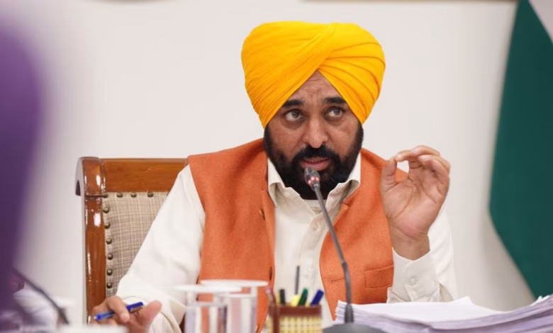 पंजाब सरकार द्वारा सैटेलाइट तकनीक से वन क्षेत्रों की डिजिटल सीमांकन प्रक्रिया की समीक्षा करते अधिकारी।