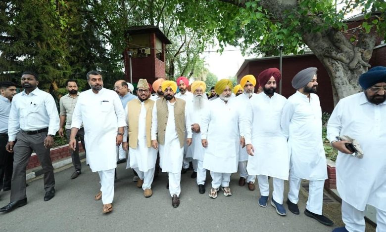 पंजाब के अधिकारों की रक्षा के लिए मुख्यमंत्री भगवंत मान के नेतृत्व में AAP प्रतिनिधिमंडल की राष्ट्रपति से मुलाकात