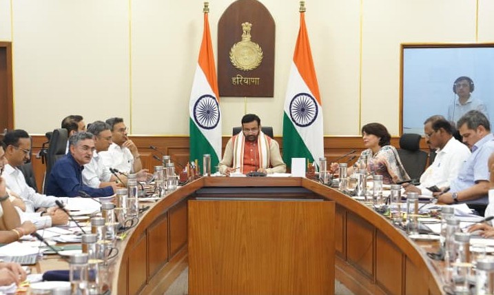 सीएम नायब सिंह सैनी अधिकारियों के साथ सीएम विंडो शिकायतों की समीक्षा करते हुए