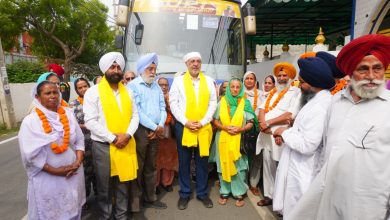 मुख्यमंत्री तीर्थ यात्रा योजना के तहत पटियाला में श्रद्धालुओं की बस को हरी झंडी दिखाते डॉ. बलबीर सिंह