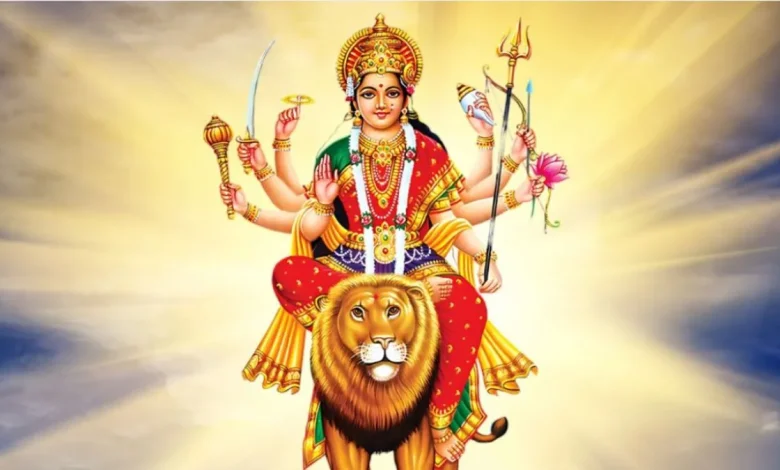 ज्येष्ठ मासिक दुर्गा अष्टमी 2026 पूजा के दौरान लाल चुनरी और आभूषणों से सजी मां दुर्गा की सुंदर मूर्ति।