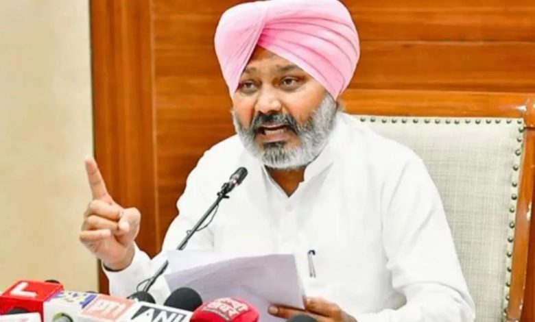 हरपाल सिंह चीमा प्रेस कॉन्फ्रेंस में ईंधन कीमतों में बढ़ोतरी पर केंद्र सरकार की आलोचना करते हुए