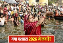 गंगा दशहरा 2026 पर गंगा स्नान करते श्रद्धालु और पूजा करते भक्त