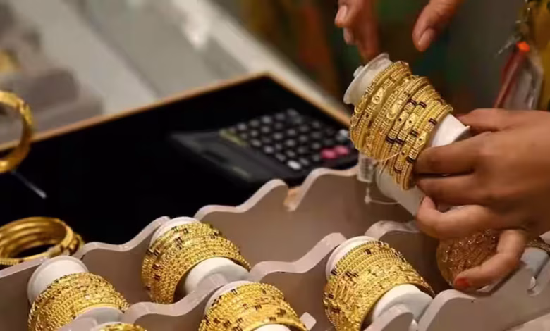 Gold Silver Price Hike: MCX पर सोने और चांदी की कीमतों में भारी तेजी दिखाते हुए ग्राफ और बुलियन मार्केट डेटा।