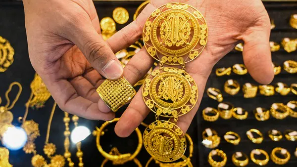 सोने का भाव आज का 4 मई 2026 में 24 कैरेट और 22 कैरेट सोने की कीमत में गिरावट का ग्राफ