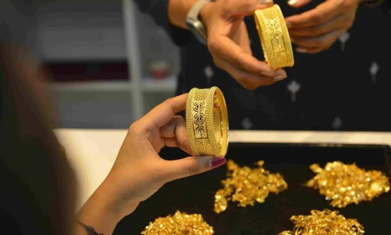 Gold Silver Price Today: सोने और चांदी के सिक्कों के साथ बढ़ते और गिरते दामों का ग्राफ