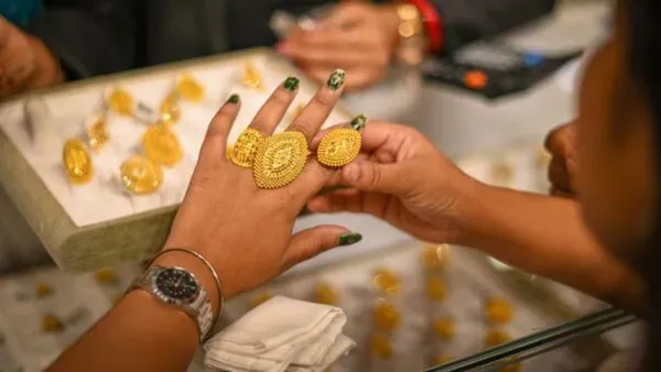 सोना और चांदी की कीमतों में गिरावट को दर्शाता चार्ट और बाजार अपडेट का दृश्य।