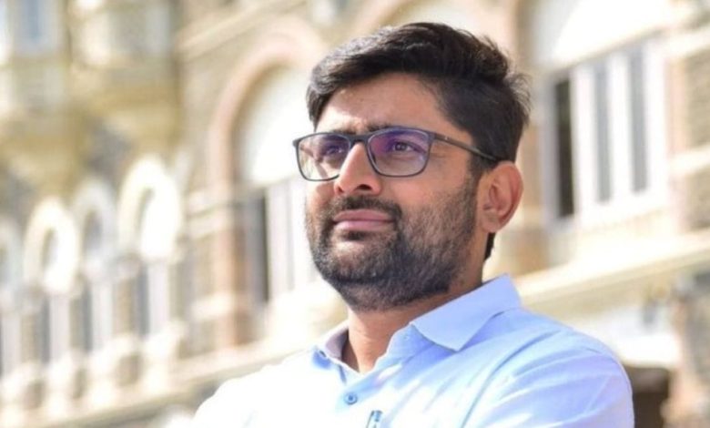 जूनागढ़ कलेक्टर कार्यालय के बाहर बैलगाड़ी और ऊंटगाड़ी के साथ विरोध प्रदर्शन करते AAP विधायक गोपाल इटालिया और कार्यकर्ता।