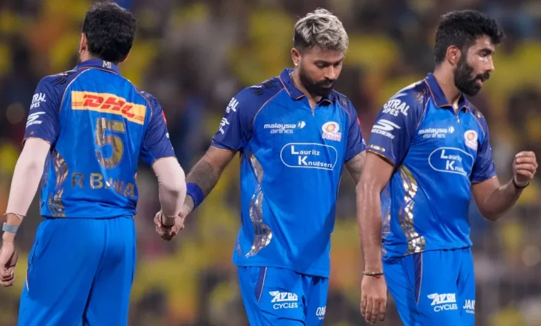IPL 2026 मुंबई इंडियंस हार्दिक पांड्या कप्तानी में टीम मैनेजमेंट का भरोसा जताते हुए खिलाड़ियों के साथ चर्चा करते हुए