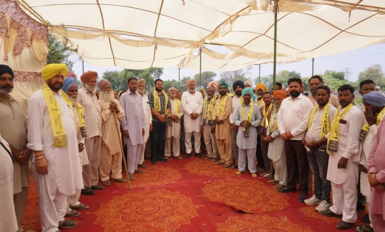 हरपाल सिंह चीमा गांव चंगालीवाला में नए सदस्यों को आम आदमी पार्टी में शामिल करवाते हुए।
