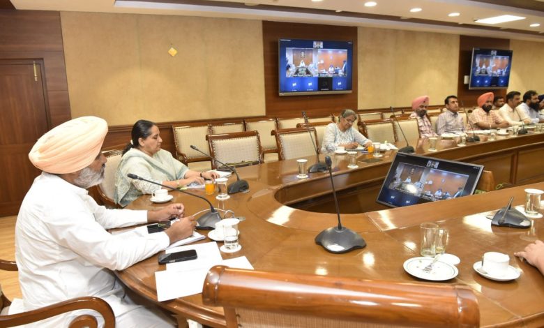 पंजाब के वित्त मंत्री हरपाल सिंह चीमा ने सरकारी अधिकारियों के साथ रंगला पंजाब विकास योजना की समीक्षा बैठक की अध्यक्षता की।